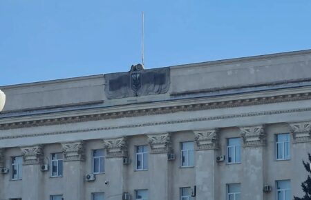 Российские оккупанты сняли украинский флаг со здания Херсонской ОГА