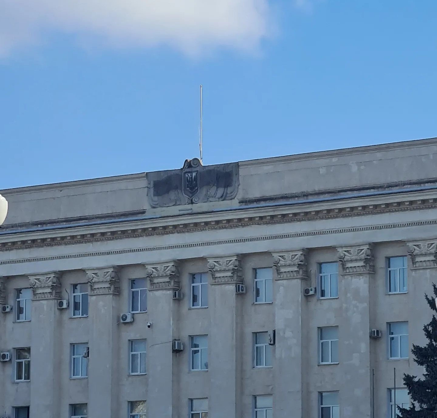 Российские оккупанты сняли украинский флаг со здания Херсонской ОГА