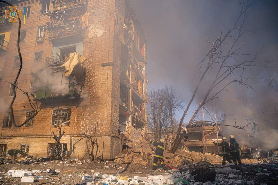 В результате ракетного удара по Киеву пострадали 19 человек, повреждены 6 домов