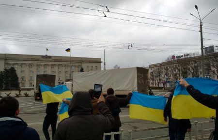 В Херсоне вышли на улицы с украинскими флагами, несмотря на армию РФ в городе