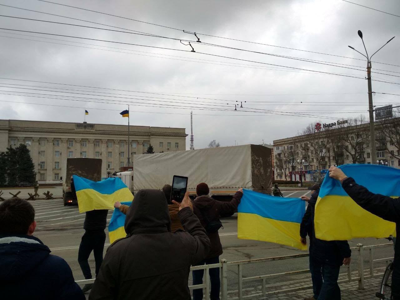 У Херсоні вийшли на вулиці з українськими прапорами, попри армію РФ у місті