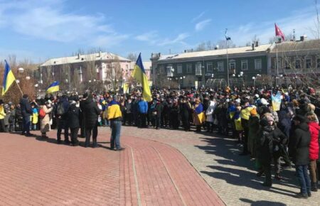 В Бердянске люди вышли на митинг против оккупантов, некоторых били и задержали (видео)