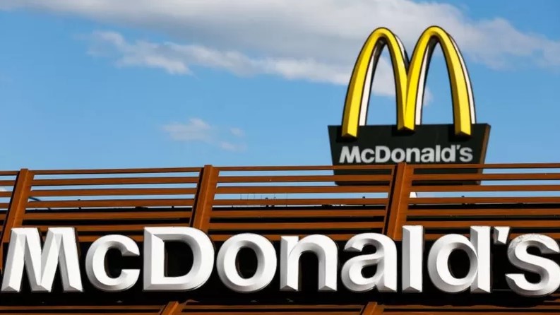 McDonald's закриває свої ресторани в росії. Кажуть — тимчасово