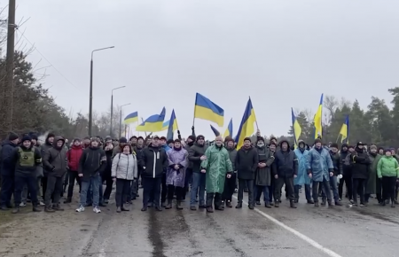 В Энергодаре жители укрепили въезд в город и готовятся «встретить» российских оккупантов (видео)
