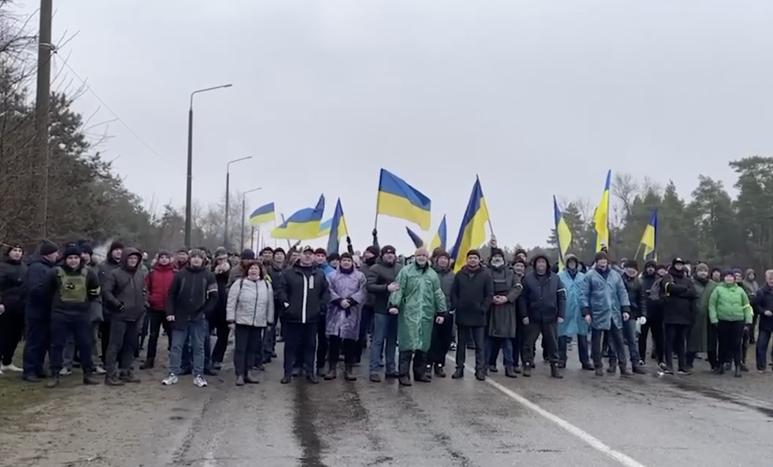 В Энергодаре жители укрепили въезд в город и готовятся «встретить» российских оккупантов (видео)