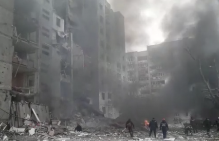 Авиаудар по Чернигову: из-под завалов изъяли тела 22 людей — ГСЧС (видео)