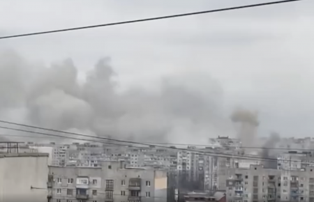 Российские оккупанты обстреливают Мариуполь (видео)