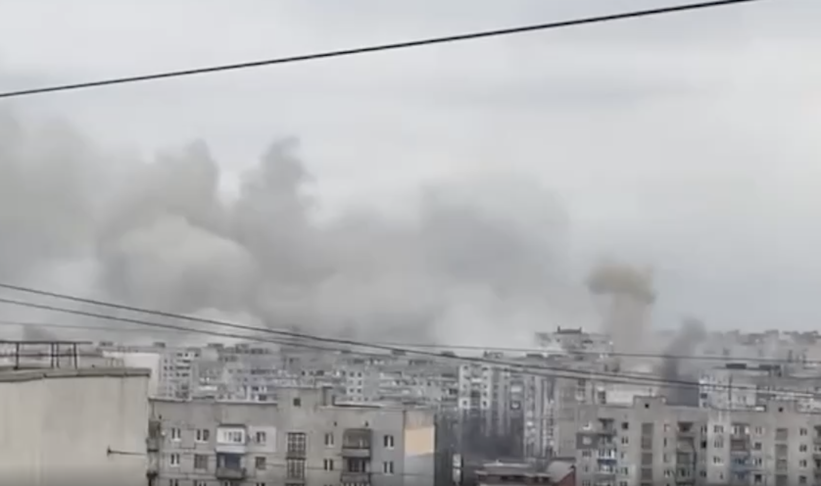 Российские оккупанты обстреливают Мариуполь (видео)