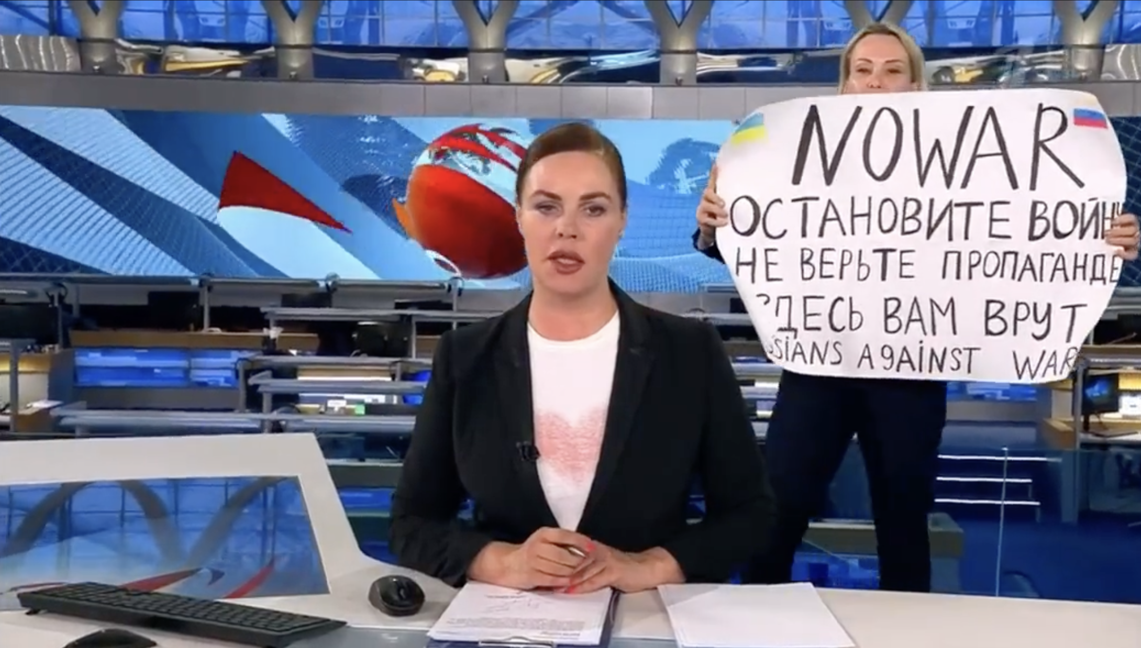 У Росії у прямий ефір Першого каналу увірвалася жінка з плакатом проти війни в Україні