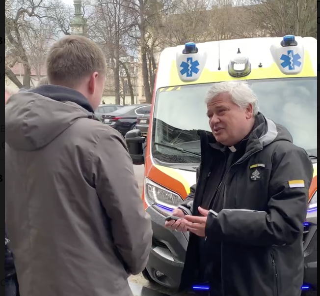 Во Львов прибыл подарок от Папы Римского — автомобиль скорой помощи