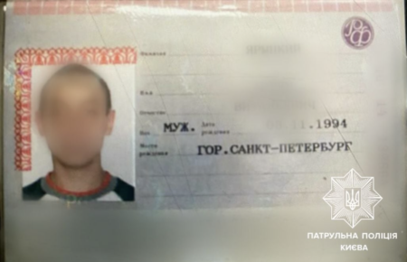В Киеве патрульные задержали, вероятно, «потерявшихся на учениях рашистов» — при них были паспорта и военные билеты рф (фото)