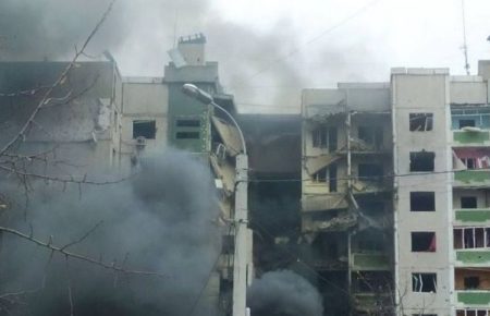 Російські військові бомбардували житлові будинку у Чернігові