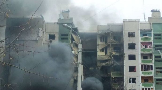 Російські військові бомбардували житлові будинку у Чернігові