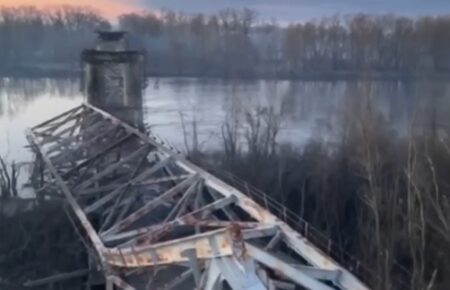 У Чернігові російські окупанти розбомбили автомобільний міст, яким завозили гумдопомогу у місто