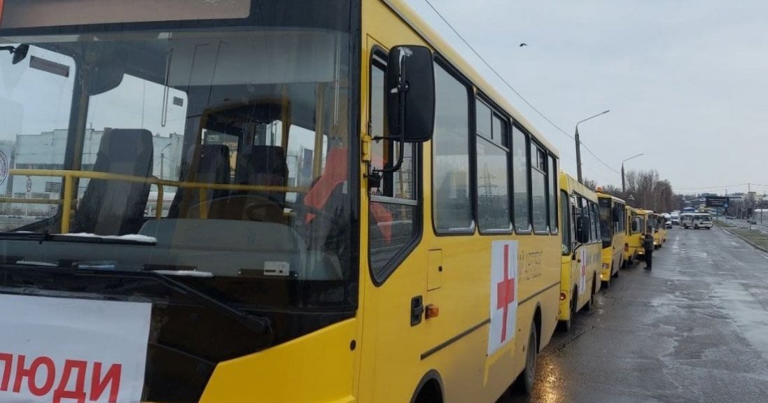 Окупанти рф не пропускають евакуаційні автобуси з Маріуполя