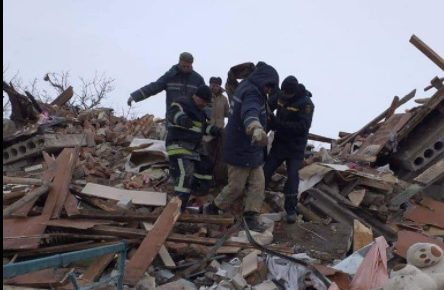 Російські окупанти обстріляли селище під Харковом: є поранені, під завалами – люди