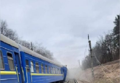 На Київщині російські військові обстріляли колії, якими мали евакуювати людей