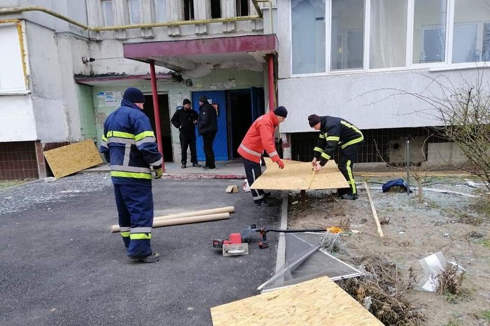 В Овручі на Житомирщині рятувальники та місцеві ремонтують пошкоджені вибухом будинки