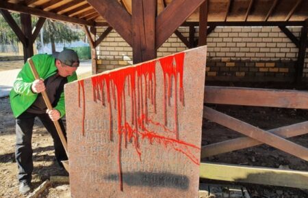 В Ужгороде активисты демонтировали памятную плиту к 300-летию «воссоединения» Украины и России (фото)