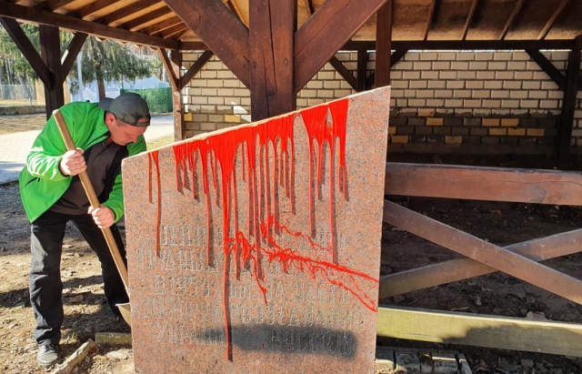 В Ужгороді активісти демонтували пам'ятну плиту до 300-річчя «возз'єднання» України та росії (ФОТО)