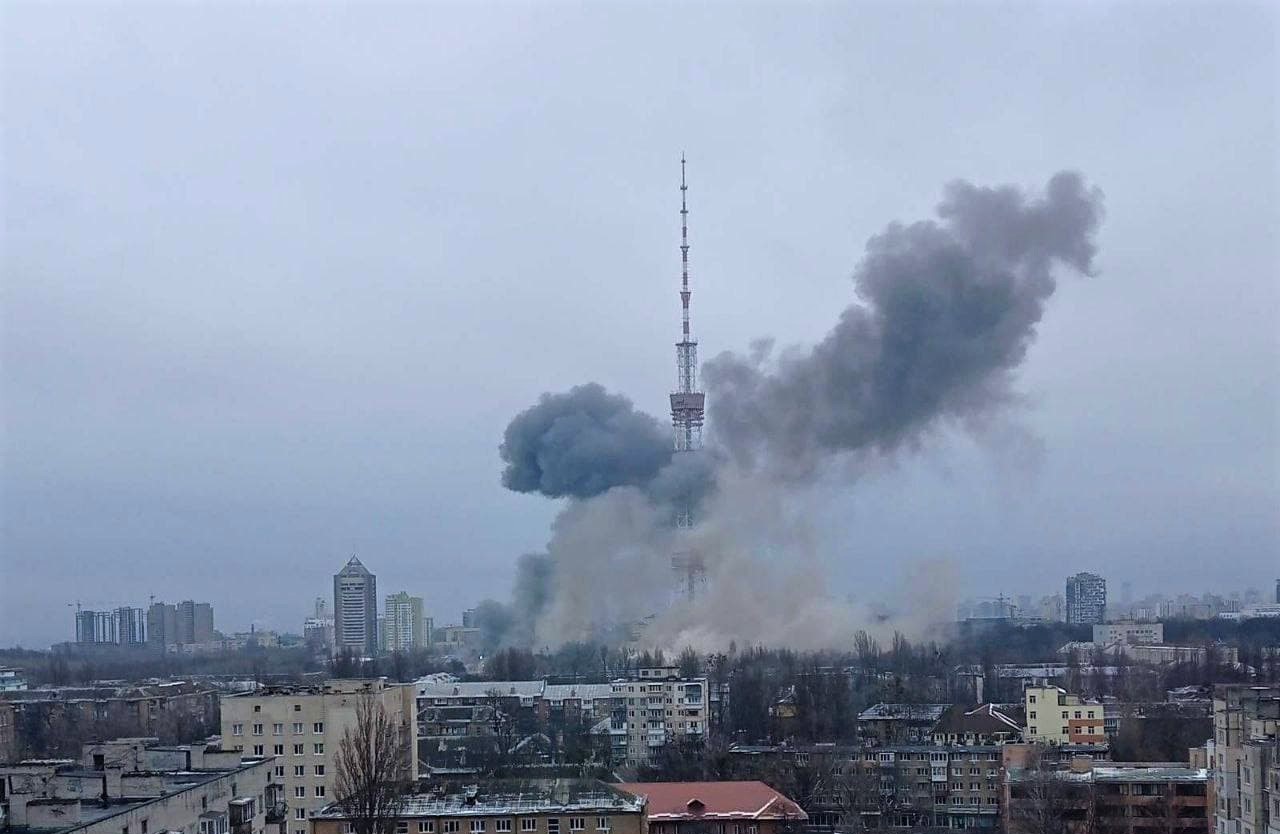 У Києві окупанти поцілили у телевежу