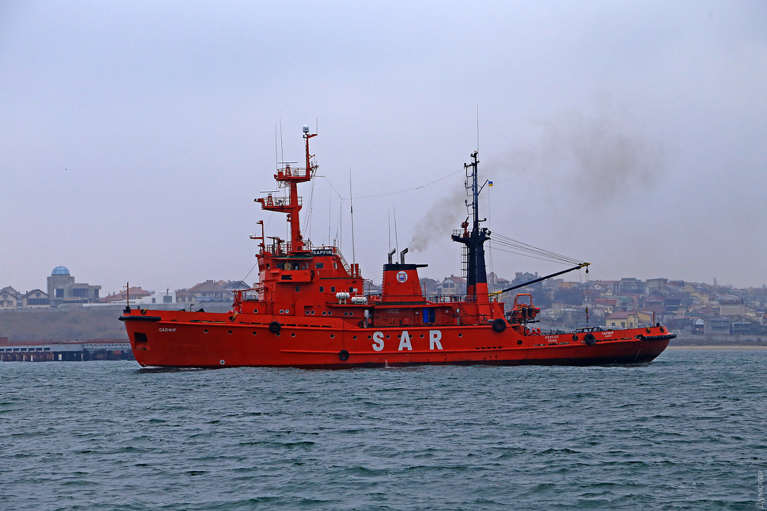 рф викрала українське рятувальне судно та «під дулами» веде його в Севастополь