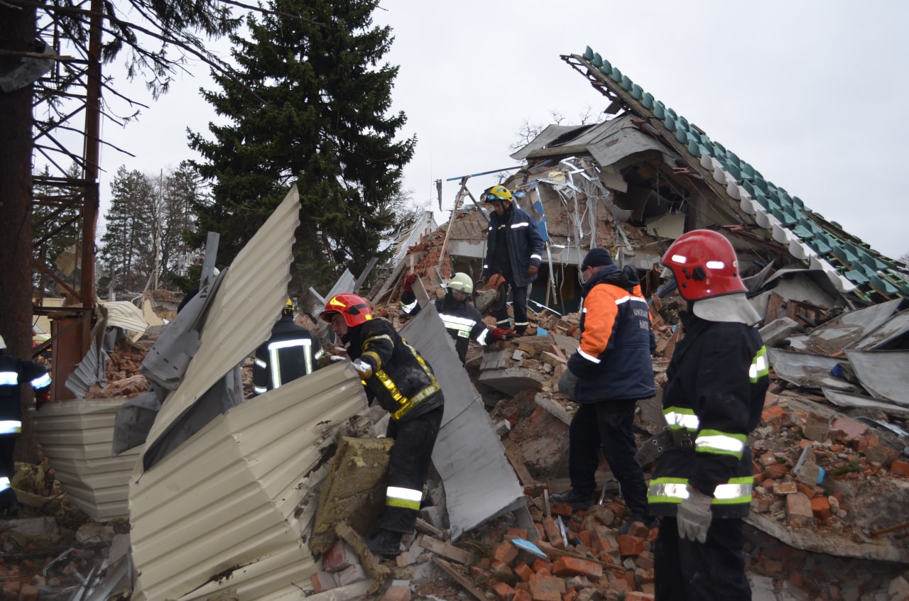 В деоккупированной Бородянке из-под завалов извлекли уже 41 тело погибших