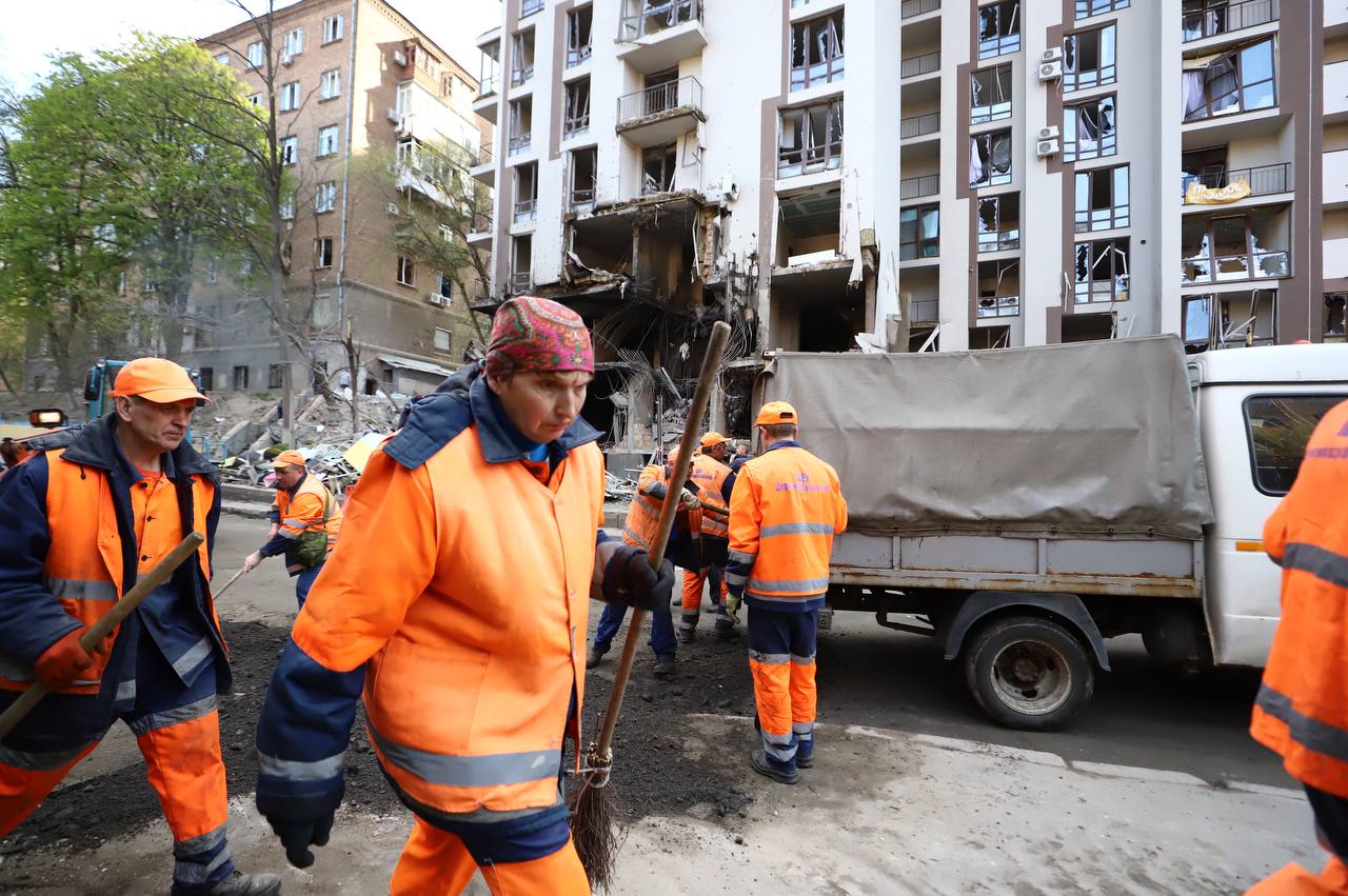 Коммунальщики устраняют последствия вчерашнего обстрела Киева (фото)