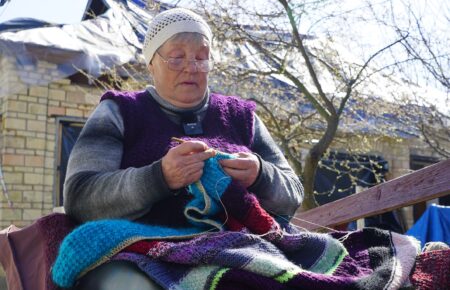 «Хорошо, что мы остались живы»: или клетчатый коврик Евы Васильевны как символ восстановления Демидова в Киевской области
