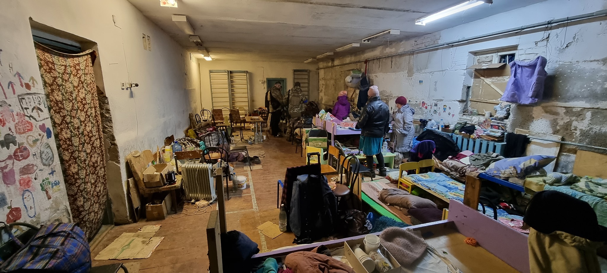На Чернігівщині російські окупанти тримали у підвалі школи понад 150 заручників