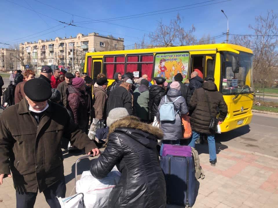 Понад 1400 людей сьогодні евакуювали з Луганщини, місцевих закликають не зволікати