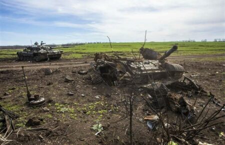 На сході ЗСУ знищили 60 російських окупантів, танк і вертоліт