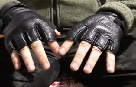 У Луцьку об'єднання волонтерів та волонтерок шиє дефіцитні рукавички для військових
