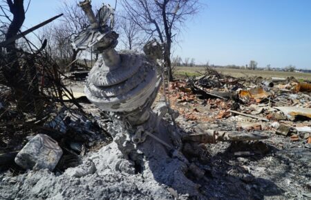 «Минут 10 горело и все — нет дома»: история Николая, во двор которого упал вертолет