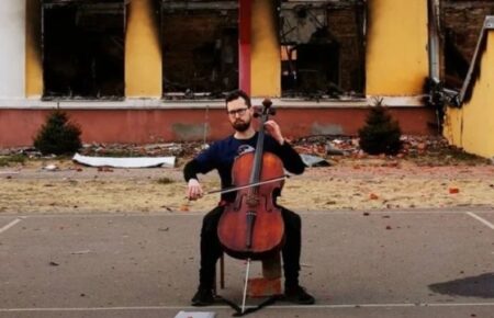 У Харкові віолончеліст Денис Карачевцев грає біля зруйнованих військами рф будівель