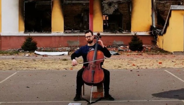 У Харкові віолончеліст Денис Карачевцев грає біля зруйнованих військами рф будівель