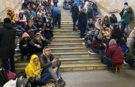У Києві на станціях метро на ніч залишаються до 1500 людей