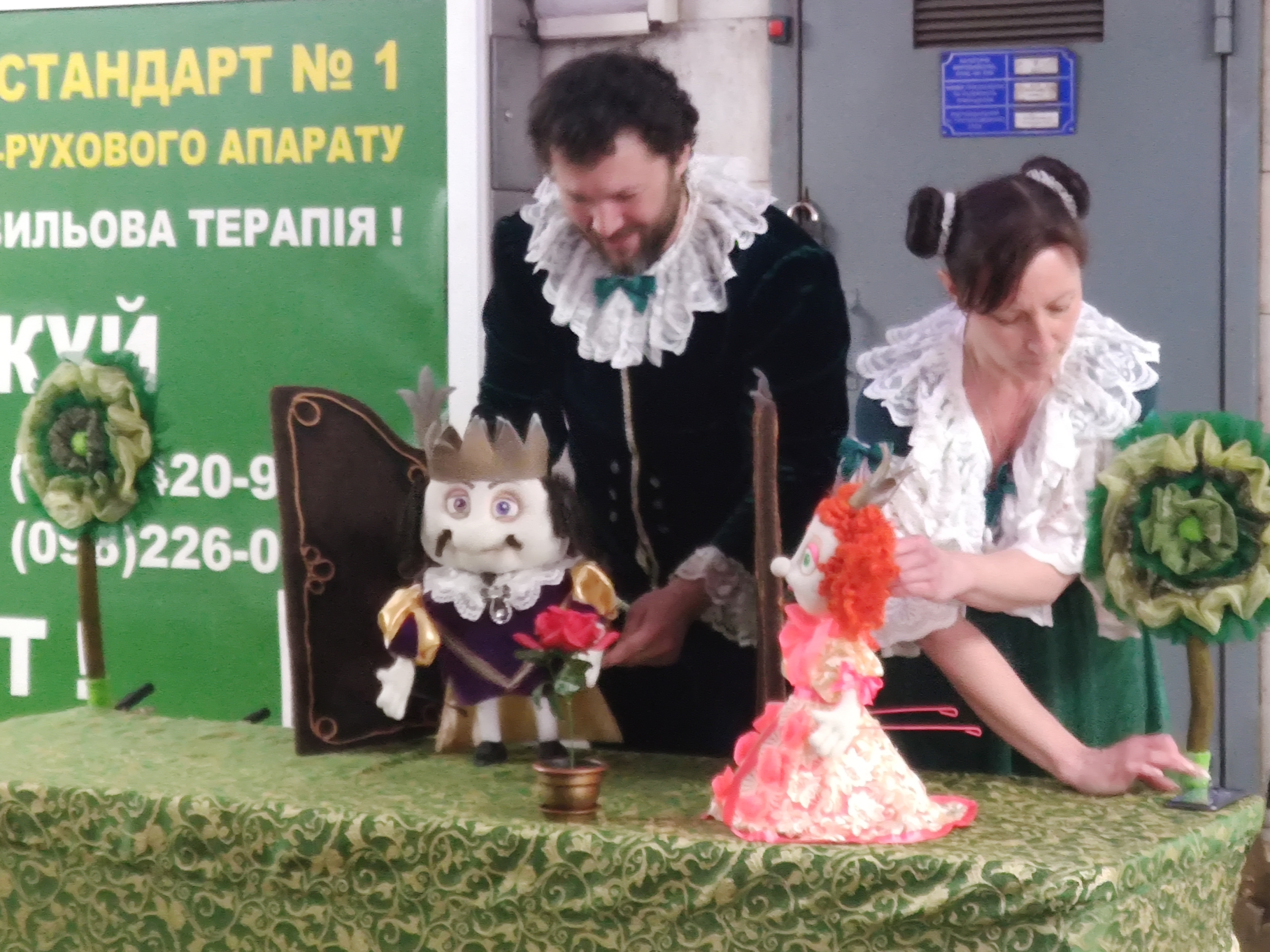 Новый театральный сезон в бомбоубежищах: в Харькове театр кукол дает представления в метро (фото)