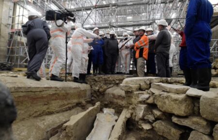 Археологи кажуть, що скоро відкриють саркофаг, знайдений під підлогою у Нотр-Дам де Парі