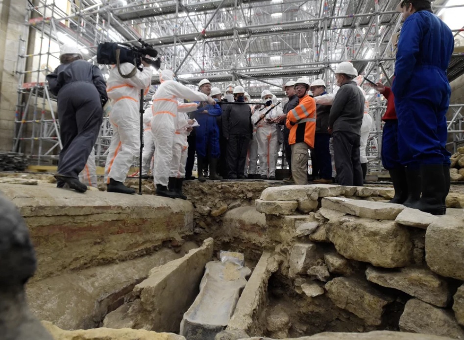 Археологи кажуть, що скоро відкриють саркофаг, знайдений під підлогою у Нотр-Дам де Парі