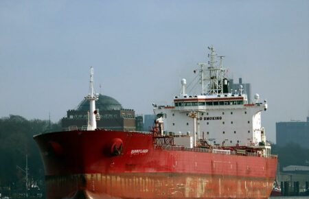 Україна закликає Нідерланди вимагати негайного виходу з порту Амстердама нафтового танкера з російською нафтою