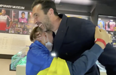 Легенда мирового футбола Джанлуиджи Буффон встретился с юным футболистом из Украины (видео)
