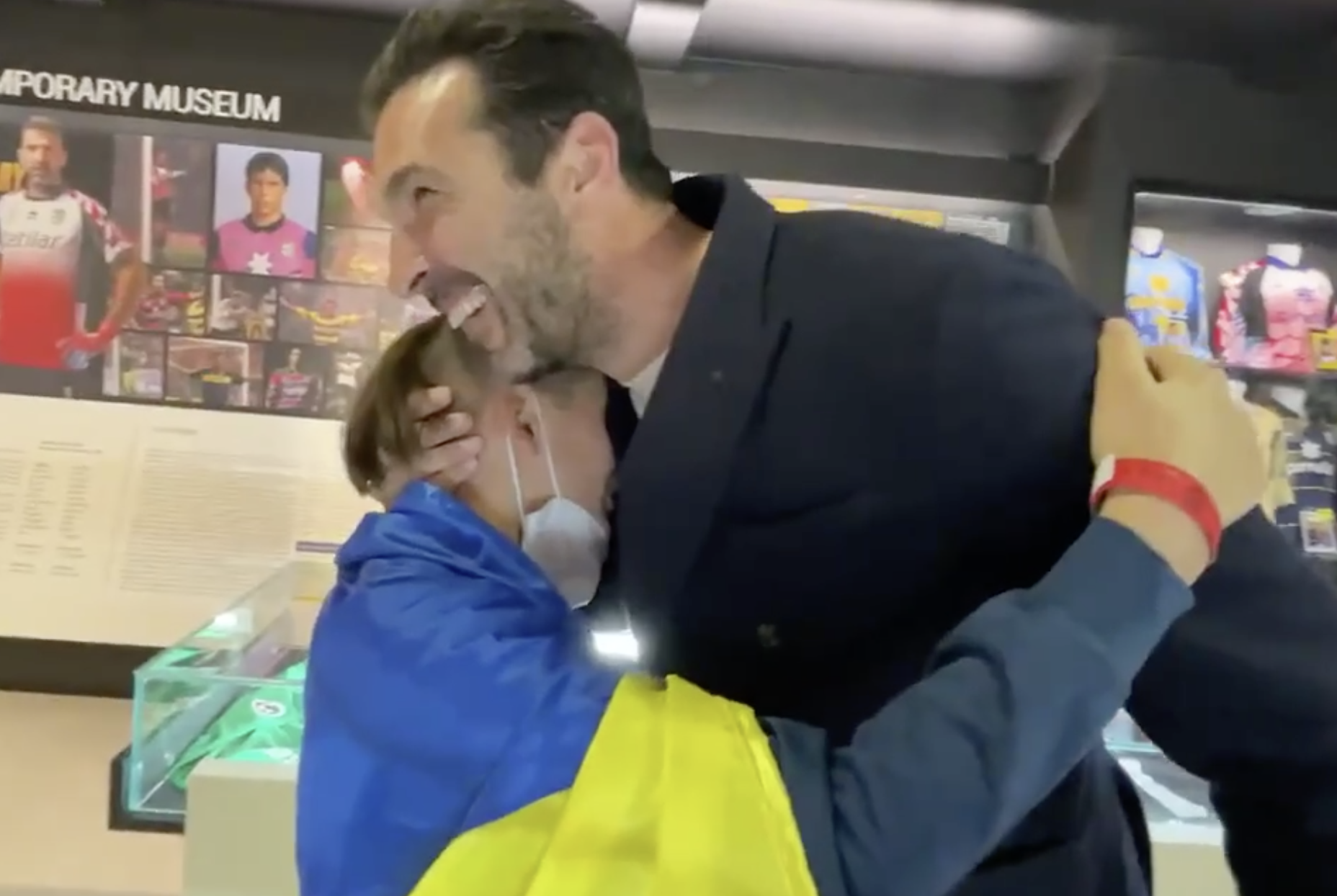 Легенда мирового футбола Джанлуиджи Буффон встретился с юным футболистом из Украины (видео)