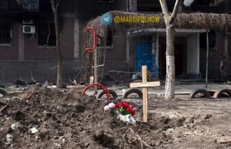 У Маріуполі окупанти рф проводять ексгумацію тіл вбитих, які поховані у дворах будинків
