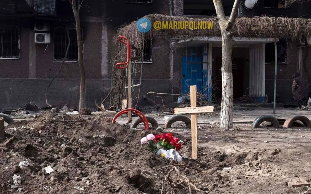 В Мариуполе оккупанты россии проводят эксгумацию тел убитых, которые похоронены во дворах домов