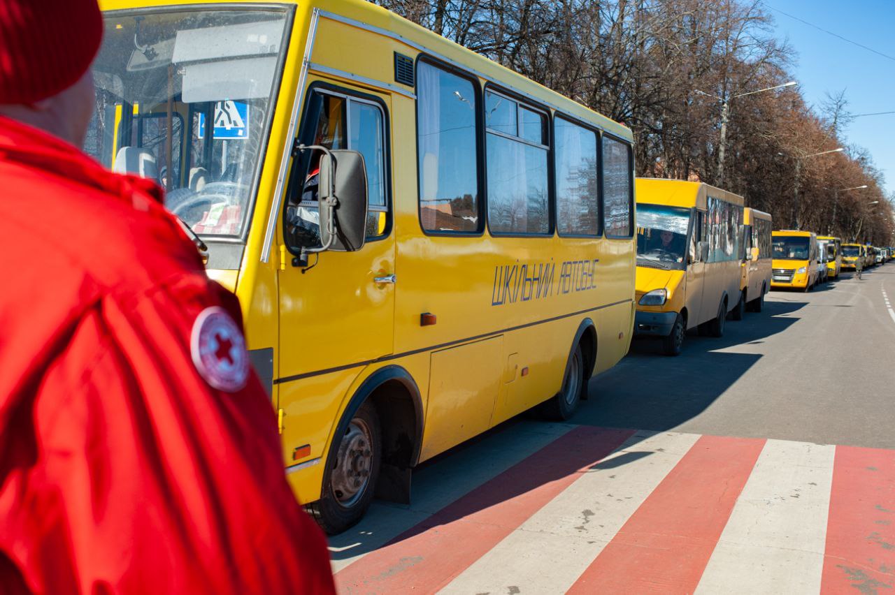 Російські війська обстріляли евакуаційні автобуси, кількість загиблих встановлюється — Денісова
