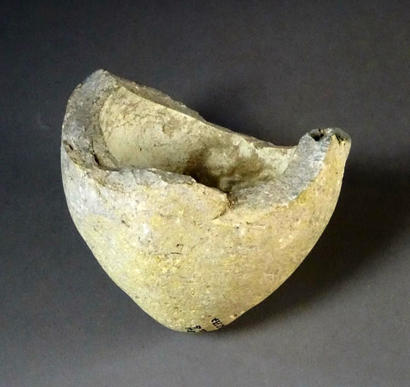 Археологи обнаружили обломок средневековой ручной гранаты тысячелетней давности