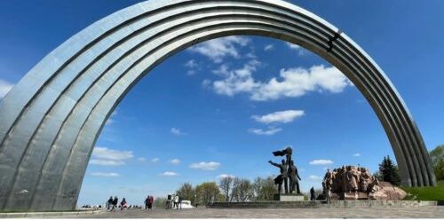 В Киеве демонтируют скульптуру двух рабочих, установленную «в ознаменование воссоединения Украины с россией» — Кличко (фото)