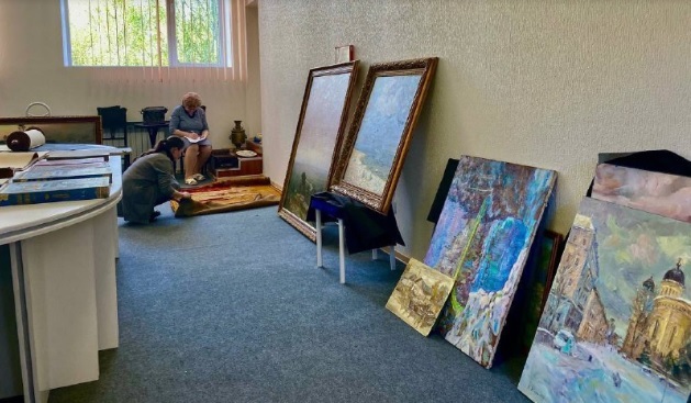 Російські окупанти вивезли з Маріуполя понад 2 тисячі музейних експонатів