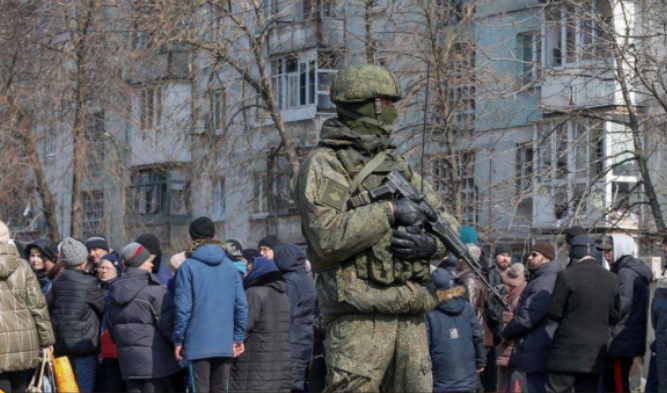 Розвідка: Російські окупанти ізолюють захоплені населені пункти та розстрілюють волонтерів